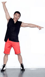 组图：吊环王陈一冰秀肌肉展自信笑容