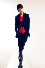 组图：许诺拍摄行走写真 寓意音乐道路一路前行