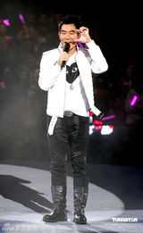 幻灯图：梁洛施产后公开现身 素颜助阵郑秀文个唱