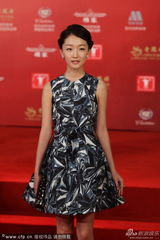 组图：《宫》亮相红毯 周冬雨娇俏短裙携手于正