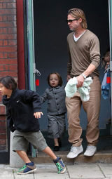 组图：朱莉单手抱女展辣妈本色 皮特休闲装帅气