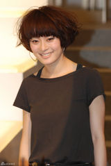 高清图：孙俪上海摩登代言 健康达人笑举V字手势