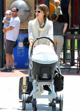 组图：杰西卡-阿尔芭全家野餐 女儿勾脖倒地表情囧