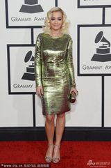 组图：瑞塔-欧拉电光绿裙耀眼显丰满身材