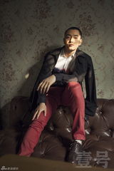 组图：李东学春日写真曝光 多种风格秀型男范