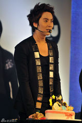 高清图：SS501金亨俊香港会歌迷 劲歌热舞亲密互动