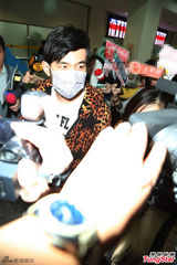 组图：周杰伦豹纹装携母出行 机场遇媒体玩快闪