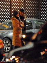 幻灯图集：聂远携神秘美女唱歌宵夜 不做“苦行僧”