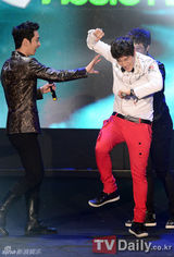 组图：2PM白智英携手亮相音乐庆典 Nichkhun未出席