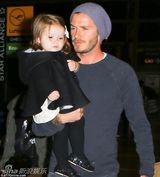 组图：贝克汉姆一家现身机场 小七穿斗篷萌态十足