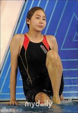 组图：韩星UEE金贤重录节目素颜高台跳水