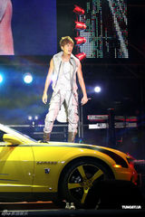 组图：吴克群个唱湿身秀腹肌 和女模互摸掀高潮