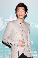 组图：炎亚纶等出席戏剧首映 自曝床戏越看越精彩 