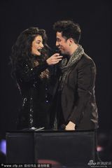 组图：主持格里姆肖为Lorde颁奖 上演同性激吻