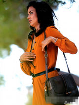 组图：C罗女友伊莉娜拍写真 中门大开胸部侧漏