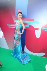 组图：韩丹彤莫斯科电影节走红毯 蓝色凤袍加身