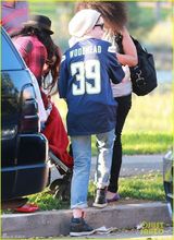 组图：安妮海瑟薇与老公共进晚餐 黑丝秀美腿