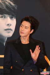 组图：“辉京”朴海镇空降北京 黑西装帅气逼人