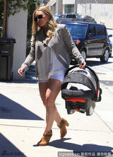 组图：希拉里-达芙亮相街头衣着随性笑容十足