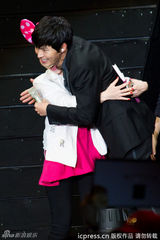 高清组图：玄彬上海开唱 与粉丝合影自拍乐陶陶