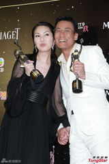 组图：新科影帝影后梁家辉杨千嬅后台亲密贴面