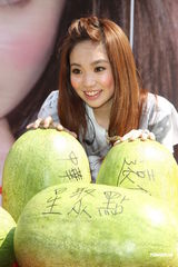 组图：陈芳语首辑庆功签唱 自曝狂爱贺军翔