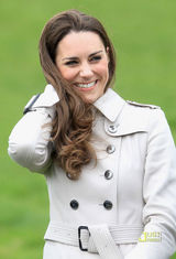 组图：威廉王子携未婚妻旅行 凯特笑容满面显幸福