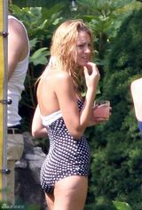 组图：雷诺兹聚会裸上身热吻布莱克-莱弗利