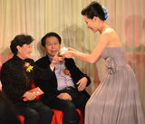 组图：导演黄健中儿子大婚 田华张纪中等群星捧场