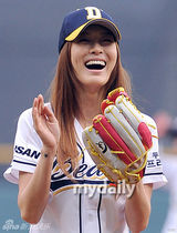 组图：after school嘉熙潇洒开球 挥洒动感魅力