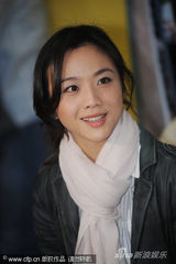 幻灯图集：汤唯纯情掩耳娇笑 灰色外套配白围巾