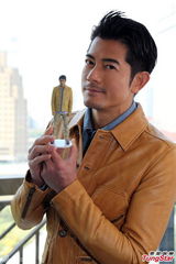 组图：郭富城获赠3D人偶 笑孙红雷生活如修道