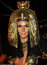 组图：海蒂-克鲁姆亮相圣诞鬼怪派对 化身埃及艳后秀豪乳