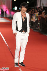 组图：群星亮相金钟奖红毯 林依晨陈柏霖受追捧