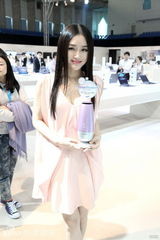 组图：秦岚转战歌坛因爱音乐 否认玩票称用心