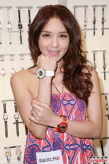 组图：官恩娜险露裙底风光 赞关楚耀胸肌结实