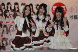 组图：日本组合AKB48成员香港会歌迷热情亲民