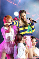 组图：严爵飚高音 与潘玮柏卢广仲接力开唱