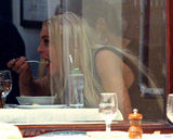 幻灯图集：林赛-罗韩纽约和友人聚餐 神情憔悴