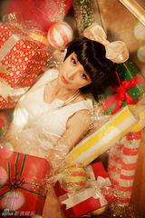 组图：张萌玩转圣诞大礼 白衣甜香萌点十足