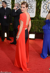 组图：艾玛-沃特森别致红裙亮相金球红毯秀美背