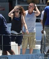 组图：暮光女穿军装现身片场 手拿酒瓶悠闲垂钓