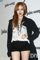 组图：李钟硕亮相时装周 f(x)Amber中性风帅气