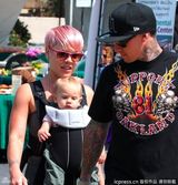 组图：Pink粉发兜宝贝 爱子被狗仔吓哭辣妈忙挡脸