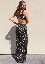 组图：妮娜-杜波夫长裙现身杂志签名会