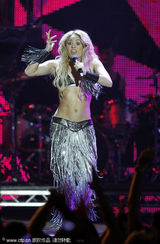 幻灯组图：夏奇拉草裙热舞秀蛮腰 弯腰抛球春光乍泄