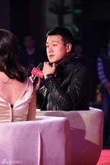 组图：佟大为拍《太平轮》空档捞金 倾情献唱