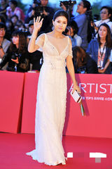 组图：釜山电影节开幕 池成媛白色长裙亮相红毯
