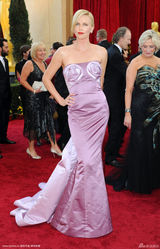 高清组图：奥斯卡红毯 查理兹-塞隆美艳动人
