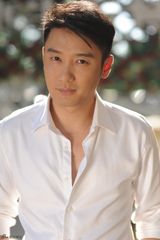 组图：巩峥春季写真 明朗儒雅尽显绅士